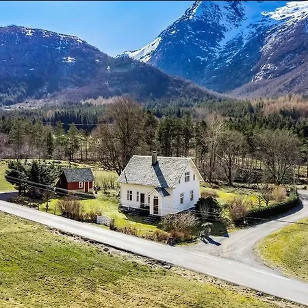 Gammelt Hus Pa Landet *