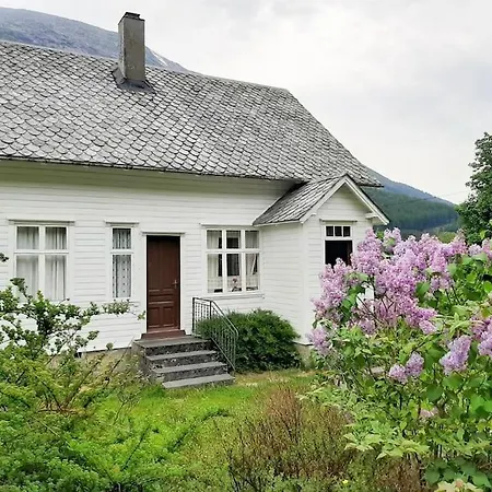 Gammelt Hus Pa Landet Haugland (Kvinnherad)